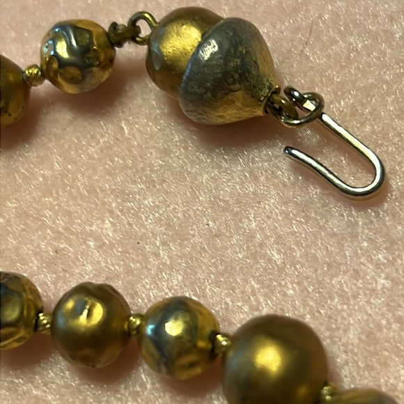 Trifari graduated matte and shiny gold tone free form beads with hook clasp 17 “ - Picture 3 of 5